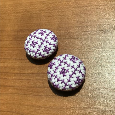 模様刺繍包みボタン