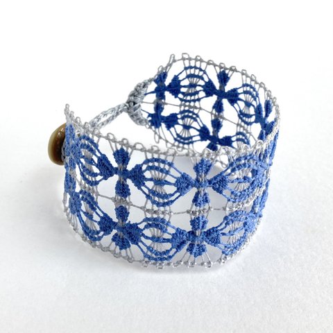 糸のブレスレット　幅広タイプ　グレーxブルー　お花エスニック刺繍　ニャンドゥティ　