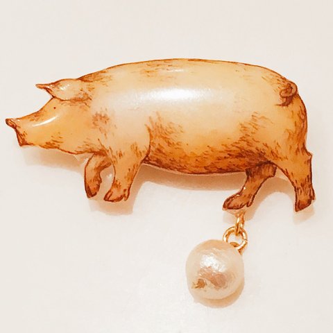 豚に真珠ブローチ