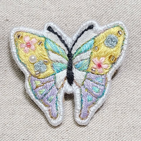 手刺繍 蝶ブローチ ～優しさ～