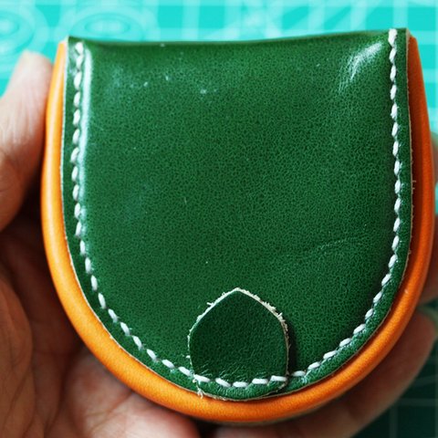 最新番ハンドメイドヌメ革 （馬蹄型）半円型小銭入れコインケース手縫い　ダブルカラー千歳緑/オレンジ限定1点