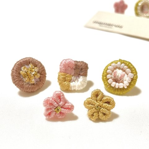 お花の刺繍ピアス•イヤリング  ピンクベージュ《memeruu》