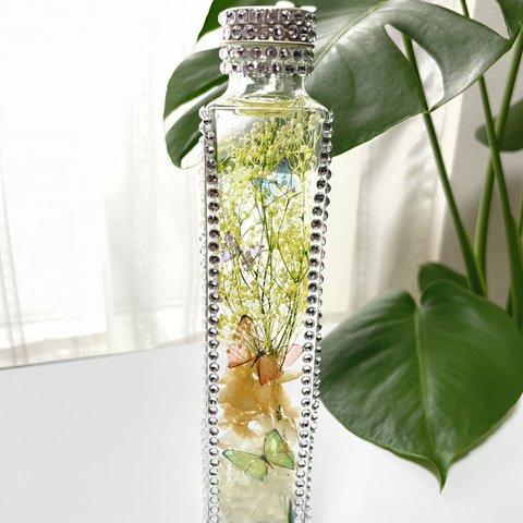 緑と黄色のかすみ草に蝶々🦋がとまっているハーバリウム〜角瓶200ml