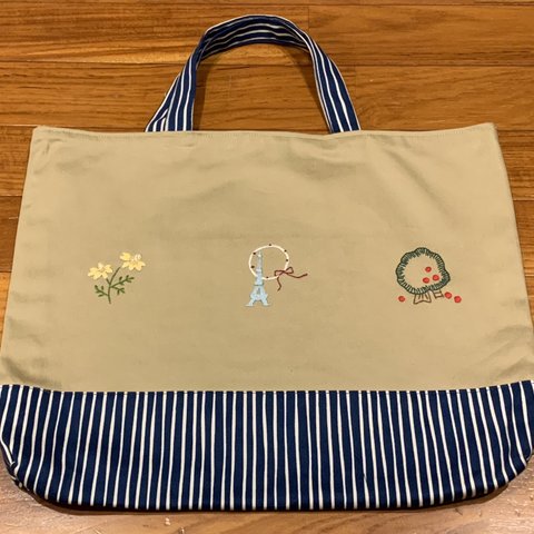 手刺繍入り手提げバッグです♬