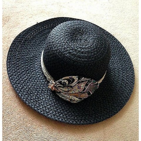 サテンリボンとラインストーンのお花&Wライン★バッグインもできる ブラック つば広 ハット 帽子
