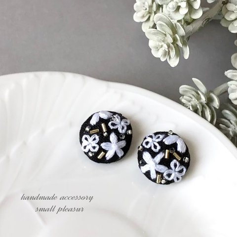 黒×白橤フラワー刺繍ピアス/イヤリング
