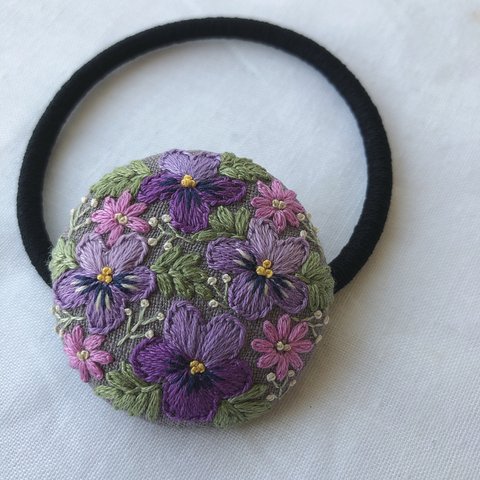 ビオラと小花 刺繍ヘアゴム/ブローチへ変更可能