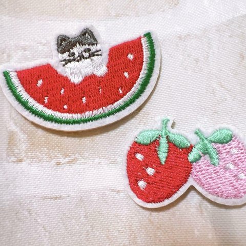 スイカ猫&いちご2枚セット　ワッペン　アップリケ　アイロン　シール　刺繍