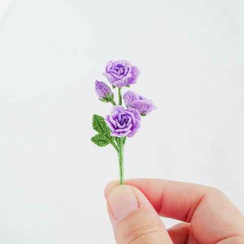 紫のバラのブローチ