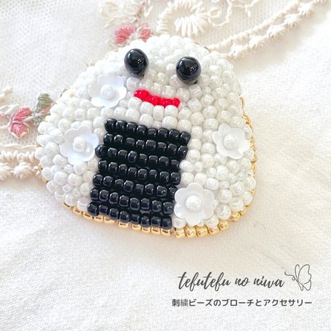 お目目が飛び出たおにぎりのビーズ刺繍ブローチ　no.58 | tefutefu no niwa-刺繍ビーズのブローチ