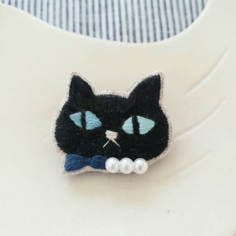 黒猫刺繍ブローチ（ブルー）【受注製作】