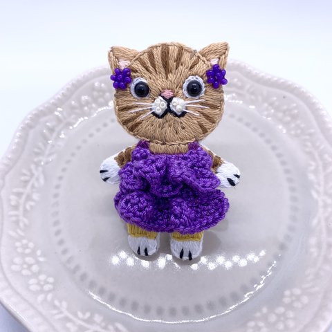 フリルキャミのお嬢さん トラ猫 の手刺繍ブローチ