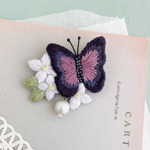 ［受注制作］花にとまる蝶の刺繍ブローチ＊濃い紫
