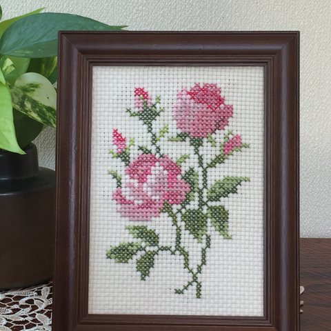 ピンクの薔薇の刺繍フレーム