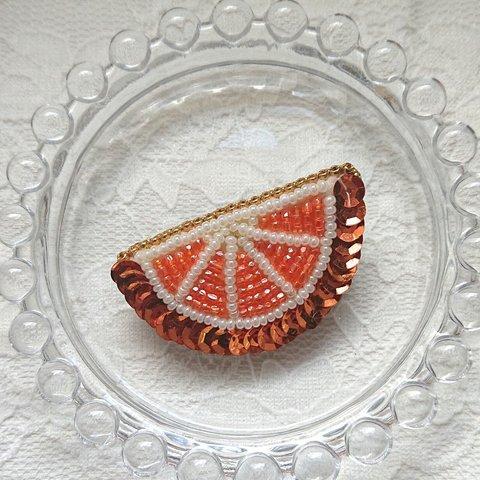 ビーズ刺繍のブローチ  オレンジ