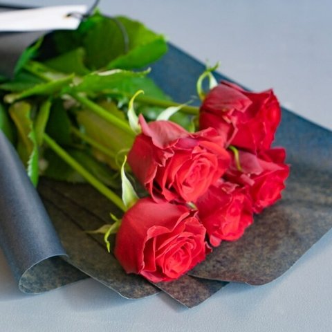 再開の喜びに渡す5本の赤いバラ あなたに出会えた事の心からの喜びを意味する5本の赤いバラの花束