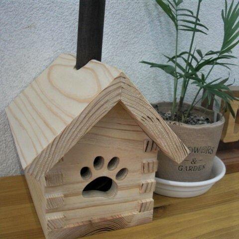 コロコロ収納小屋肉球切り抜き　ログハウス風　山小屋風　Sサイズのコロコロスタンド　粘着テープ収納　ハウス型　煙突風　