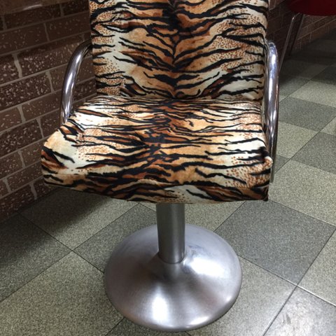 虎柄の回る椅子