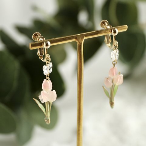 チューリップの花束と蝶々のピアス/イヤリング　ピンク