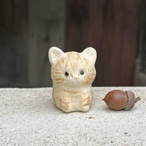 おすわりねこ　子(茶トラ）　O-415-1　　陶製　/cat/貓