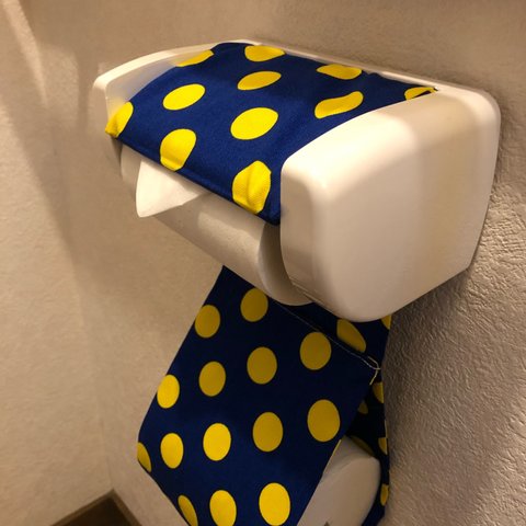 水玉のトイレットペーパーホルダー