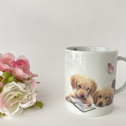 ゴールデンレトリーバーの子犬のマグカップ（ピンク）