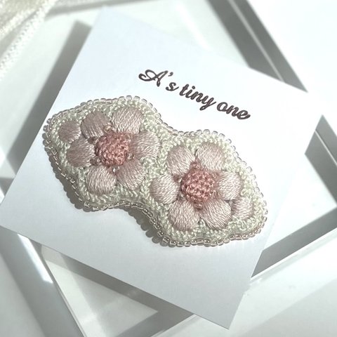 <ピンク>お花刺繍のパッチンピン