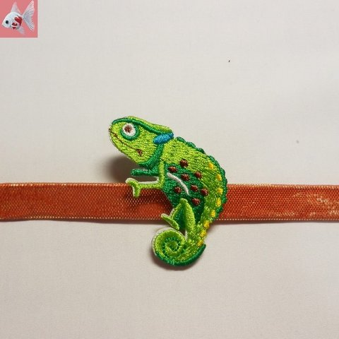 ◆カメレオンの刺繍帯留め飾り①