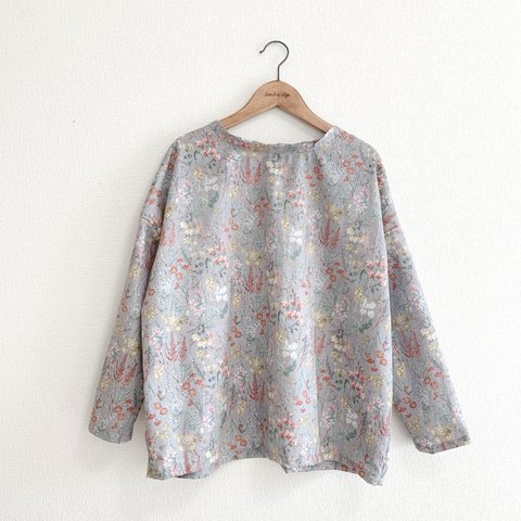 再再販★コットンローンのボートオフネックブラウス/grey＆coralflowers