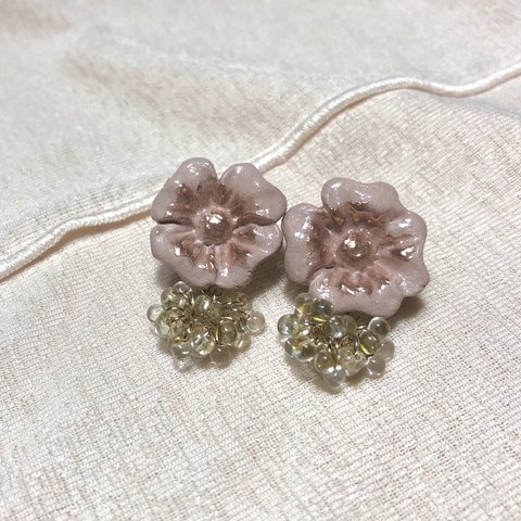 ピンクゴールドのお花カボションピアス