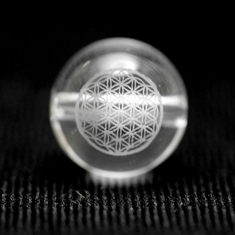 【彫刻ビーズ・彫りビーズ】神聖幾何学模様彫りビーズ　フラワーオブライフ　水晶　1粒 10mm