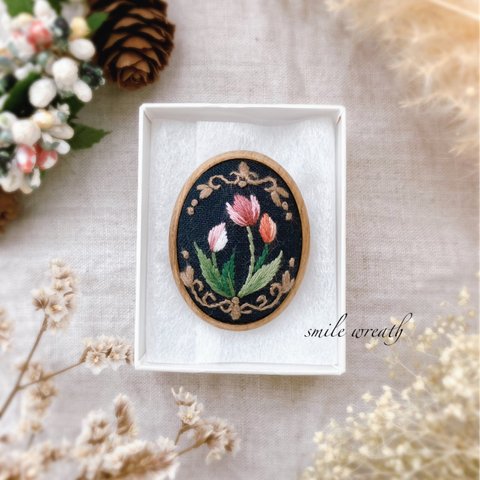 【チューリップの刺繡ブローチ紺】大切な方への贈り物やご自分用に。オイルパステルで描いた手作りのカード付き。刺繍をいつもそばに。