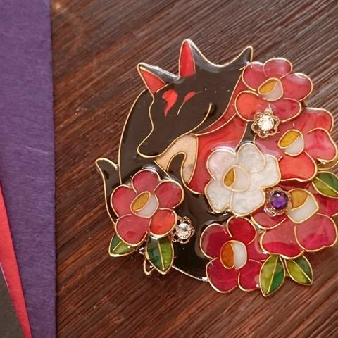 （A）椿咲くお狐様ブローチ（Brooch of fox 〜Camellia bloom〜）