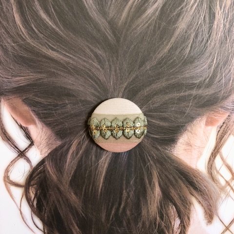 大人　【ヘアゴム】　刺繍リボン　コーデュロイ　秋　冬　あき　ふゆ　おとな　へあごむ　ヘアアクセ　ナチュラル　くるみボタン　髪ゴム　髪ごむ