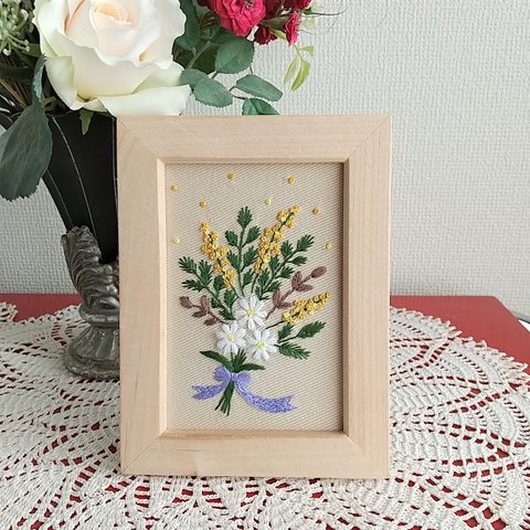 ★フレームを選べる　刺繡フレーム　マーガレットとミモザの花束