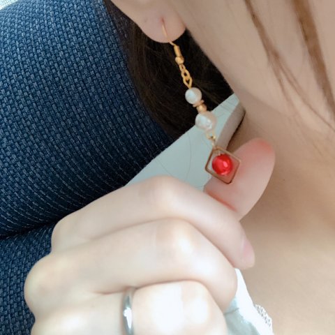 パール×赤     ゴールドピアス