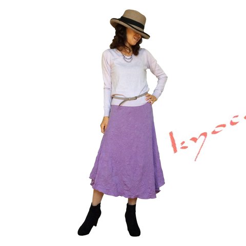 薄紫のウールミモレ丈スカート