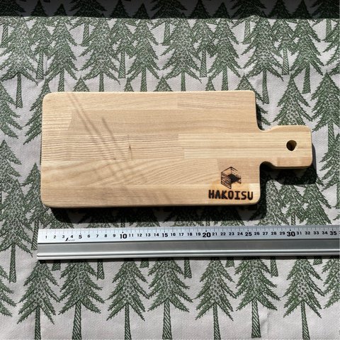 【職人の気まぐれまな板：しかく】北海道産天然木材使用の木製まな板です。全てフリーハンドの世界にひとつの違った形。カッティングボード/木の食器としてお皿代わりに/小物のディスプレイ
