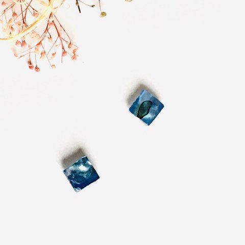 ブルー螺鈿のスクエアピアスイヤリングBlue Mother of Pearl square earrings【1491】秋ピアス　螺鈿　#シェル #秋色　男性の方にもおすすめ　#秋