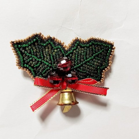 ビーズ刺繍　クリスマスの柊ブローチ