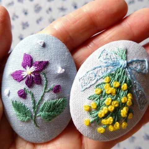 花の刺繍ブローチ（すみれ、ミモザ）1点の価格です