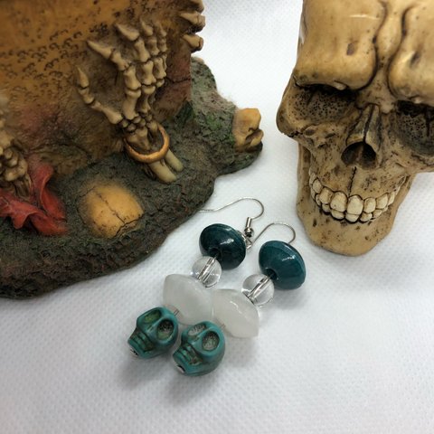 ハンドメイド　ターコイズSKULL   天然石　1点物　ピアス