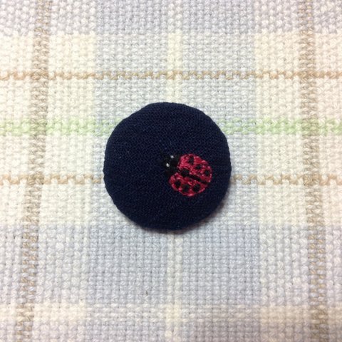 てんとう虫の刺繍ブローチ　藍染布