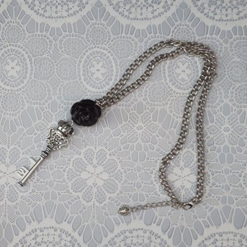 黒薔薇と鍵のネックレス