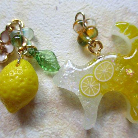 ◇3651 ✨💡蓄光・レモンのかき氷　猫のピアス・イヤリング🐈🍋 ※暗闇で光ます・やや重ためです。