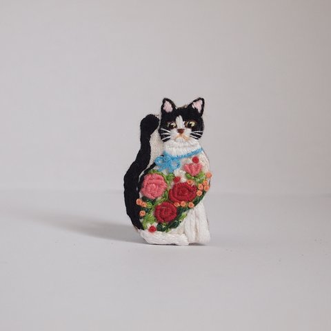 猫と花 手刺繍ブローチ 黒のハチワレ猫