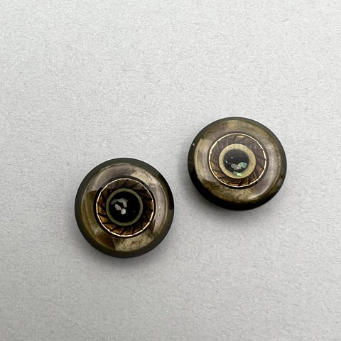 シェル入りボタン　カーキ　18mm  2個