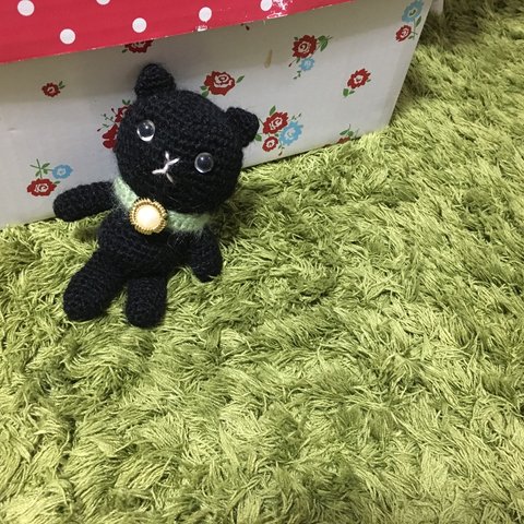 オシャレな黒猫のあみぐるみ