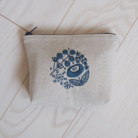 北欧風　刺繍のまち付きポーチ（紺）