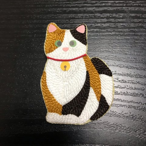 刺繍糸のブローチ•猫(三毛)